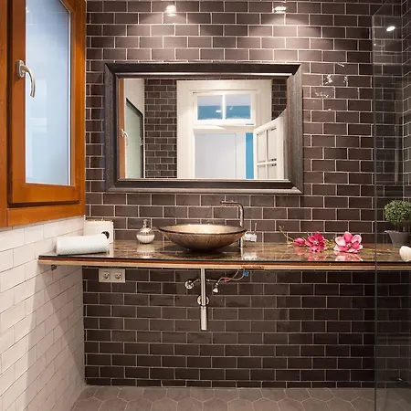 Trafalgar Luxury Apartment